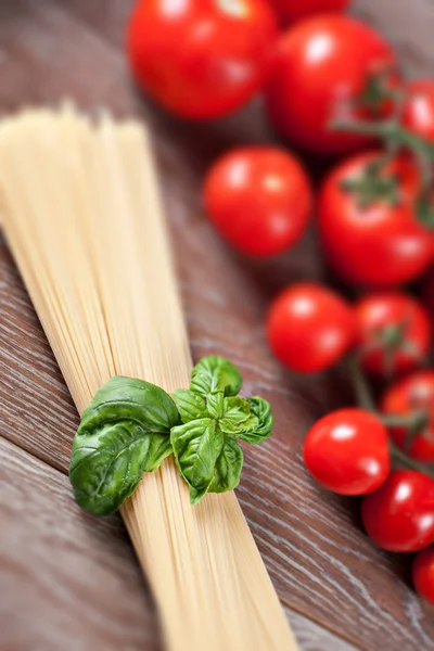 Ingredientes para espaguete com molho de tomate — Fotografia de Stock