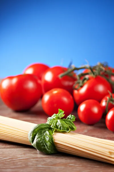 Ingredientes para espaguete com molho de tomate — Fotografia de Stock