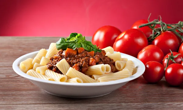 Bolognese makarna ve domates — Stok fotoğraf