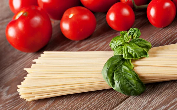 Ingredientes para espaguete com molho de tomate — Fotografia de Stock