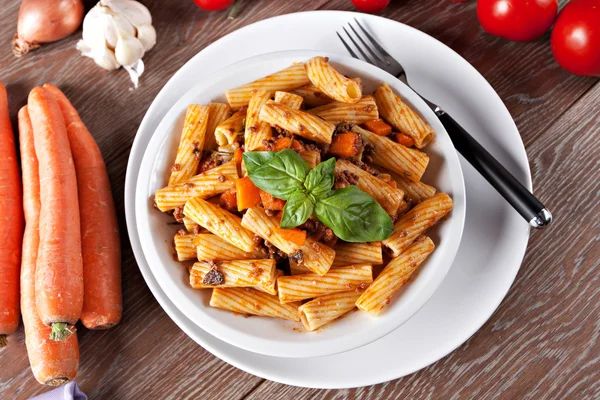 Makkaroni Bolognese auf dem Teller — Stockfoto