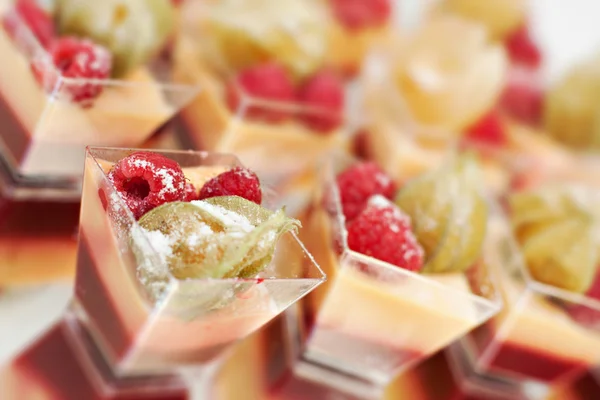 Raspberry desserts in glazen — Stockfoto