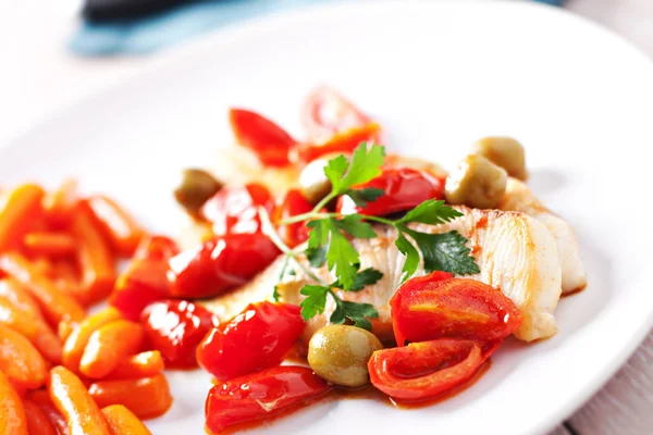 Filet z halibuta z pomidorami i oliwkami — Zdjęcie stockowe