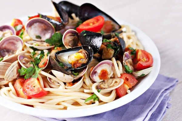 Espaguetis de mariscos en el plato — Foto de Stock