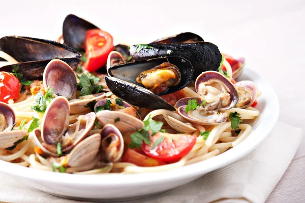 Spaghetti ai frutti di mare sul piatto — Foto Stock