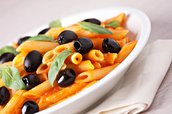 Massa com molho de tomate e azeitonas — Fotografia de Stock