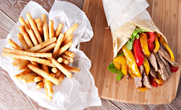 Fajitas com batatas fritas a bordo — Fotografia de Stock