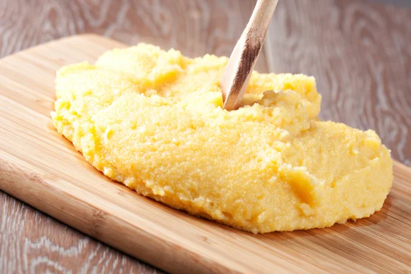 Prato de polenta a bordo — Fotografia de Stock