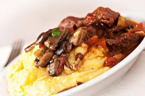 Polenta en stoofpot op plaat — Stockfoto