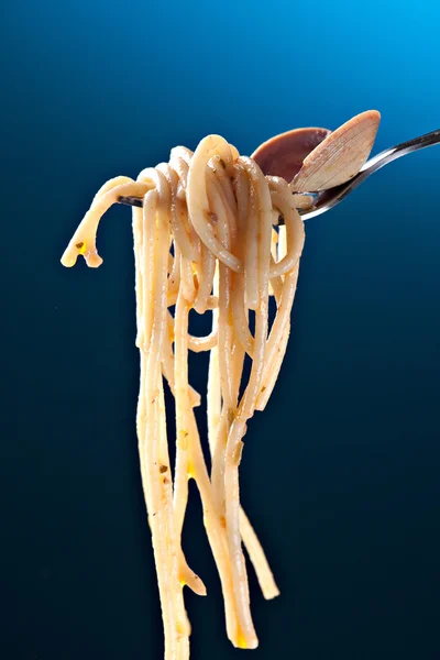 Spaghetti med musslor på gaffeln — Stockfoto