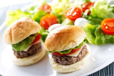 Karışık salata ile Mini hamburger