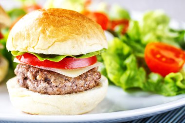 Karışık salata ile Mini Hamburger
