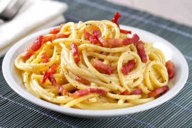 Bucatini Carbonara plaka üzerinde
