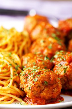 Geleneksel spagetti ve köfte