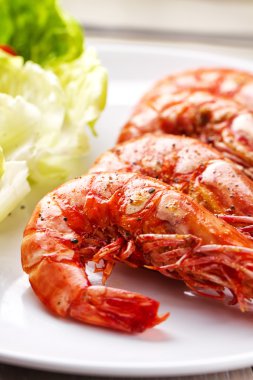 Kızarmış karides ve salata.