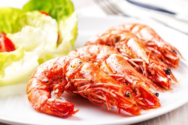 Kızarmış karides ve salata.