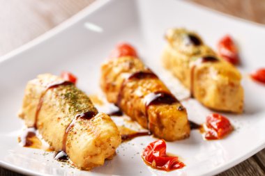 Pişmiş morina domates sosu ile