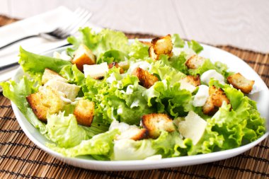 Sezar salatası