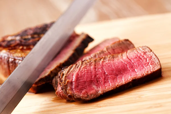 Rinderfilet in Scheiben geschnitten — Stockfoto