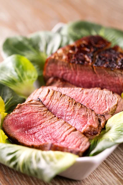 Rinderfilet in Scheiben geschnitten — Stockfoto