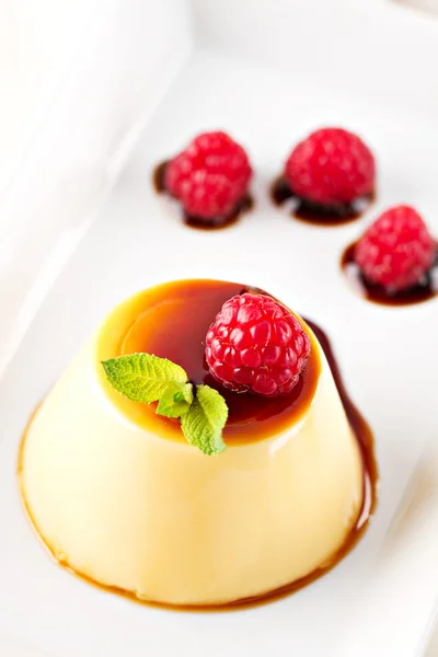 Creme caramel med hallon — Stockfoto