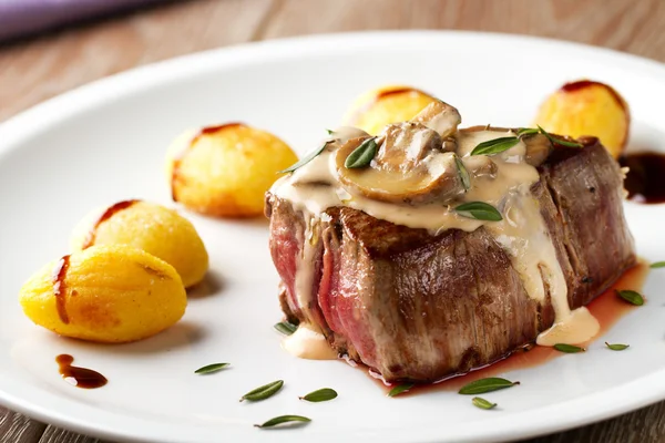 Filé de carne com molho de cogumelos — Fotografia de Stock