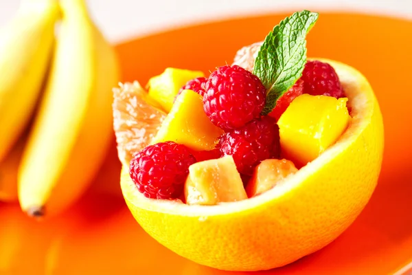 Ensalada de frutas en plato — Foto de Stock