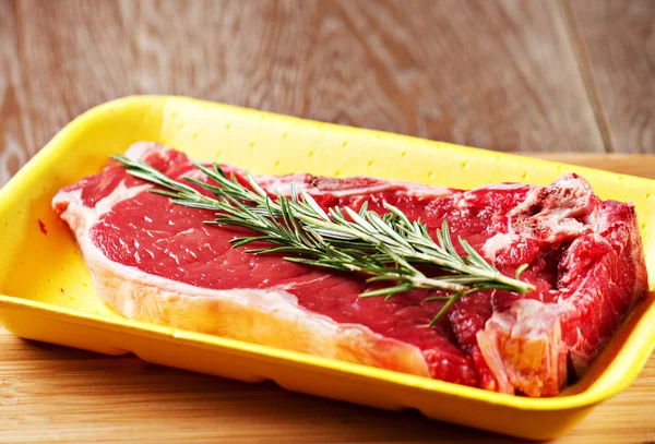 Raw Steak on chopping board — Stock Photo, Image