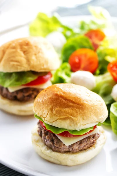 Mini Hamburger mit gemischtem Salat — Stockfoto