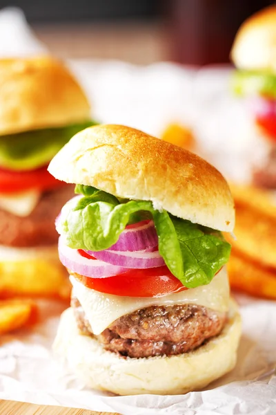 Leckere Mini-Hamburger auf dem Teller — Stockfoto