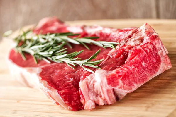 Bife cru em tábua de cortar — Fotografia de Stock