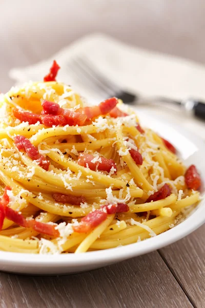 Bucatini Carbonara plaka üzerinde — Stok fotoğraf