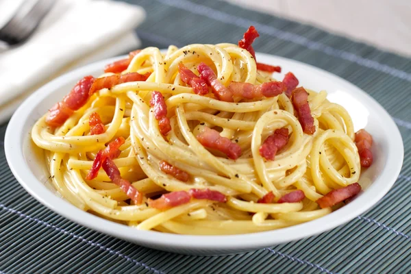 Bucatini Carbonara na placa — Fotografia de Stock