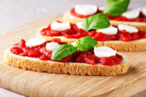 Bruschetta com tomate, mussarela e manjericão — Fotografia de Stock