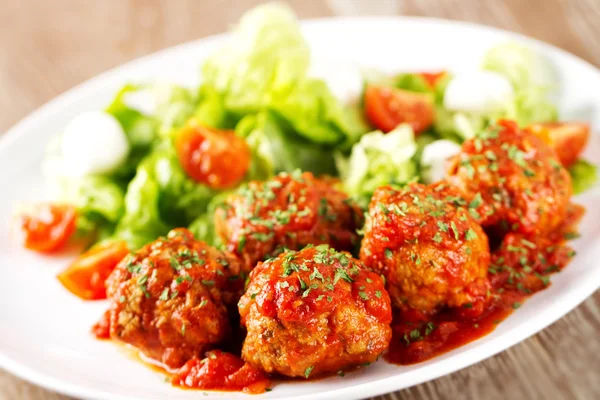 Fresh Meatballs with salad — Stock Photo, Image