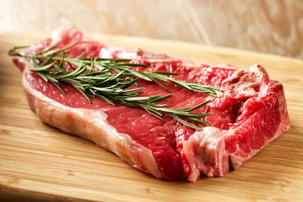 Rohes Steak auf Schneidebrett — Stockfoto