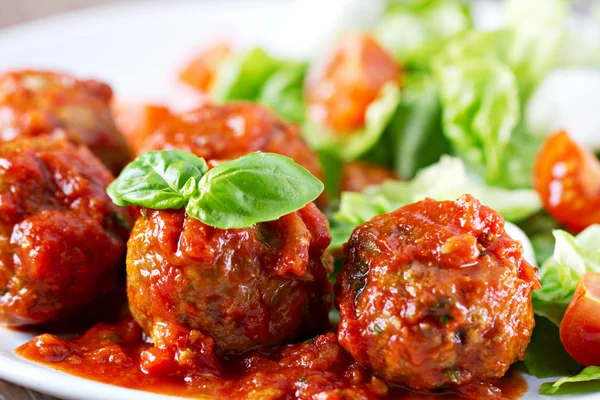 Fresh Meatballs with salad — Stock Photo, Image