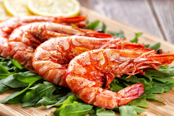 Gegrilde gamba's met rucola — Stockfoto