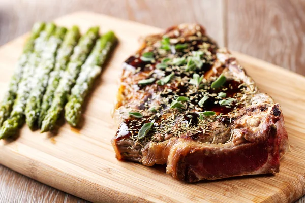 Gegrilltes Beefsteak mit Spargel — Stockfoto