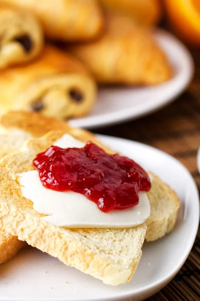 Jahodový jam na toastu — Stock fotografie