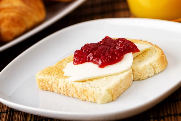 Marmellata di fragole sul pane tostato — Foto Stock