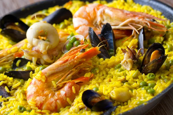 Delicioso risotto de mariscos con guisantes —  Fotos de Stock