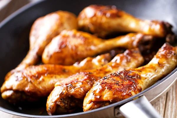 Poulet rôti dans une casserole — Photo