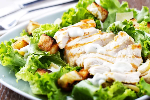 Sezar salatası