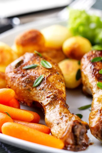 Roasted chicken with vegetables — Stock Photo, Image