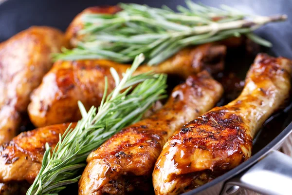 Roasted chicken in pan — Stock Photo, Image