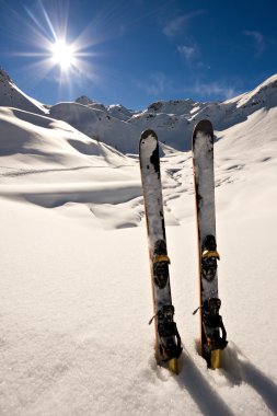 Karda dağlarda Kayak