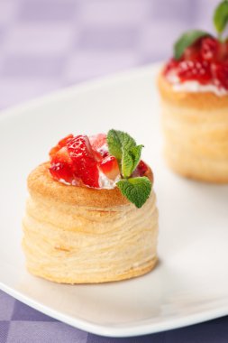 Çilekli Tart puf hamur işleri