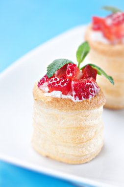 Çilekli Tart puf hamur işleri