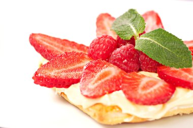 Taze krema ile meyve Tart